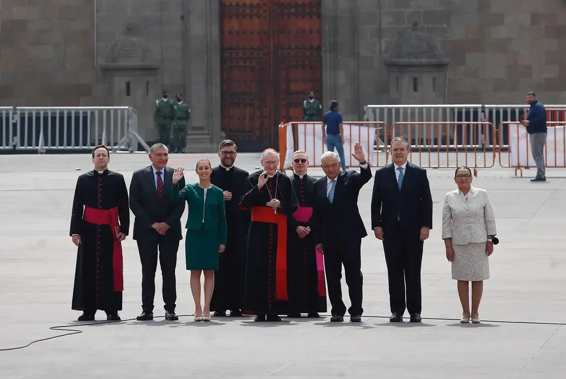 El presidente Andrés Manuel López Obrador, acompañado del Monseñor Roberto Lucchini; del secretario de la Nunciatura de la Santa Sede, Pietro Parolin; y del Secretario de Estado de la Santa Sede, Andrea Picciioni, caminan para ingresar a un recorrido en la réplica de la Capilla Sixtina en el Zócalo capitalino, el 26 de abril de 2022. Foto Cristina Rodríguez