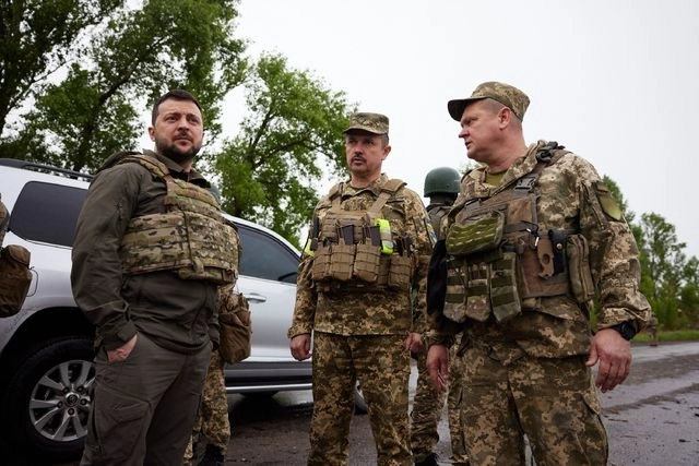 El presidente ucranio Volodimir Zelensky visitó por primera vez el este del territorio desde el inicio de la invasión rusa. Foto Afp 
