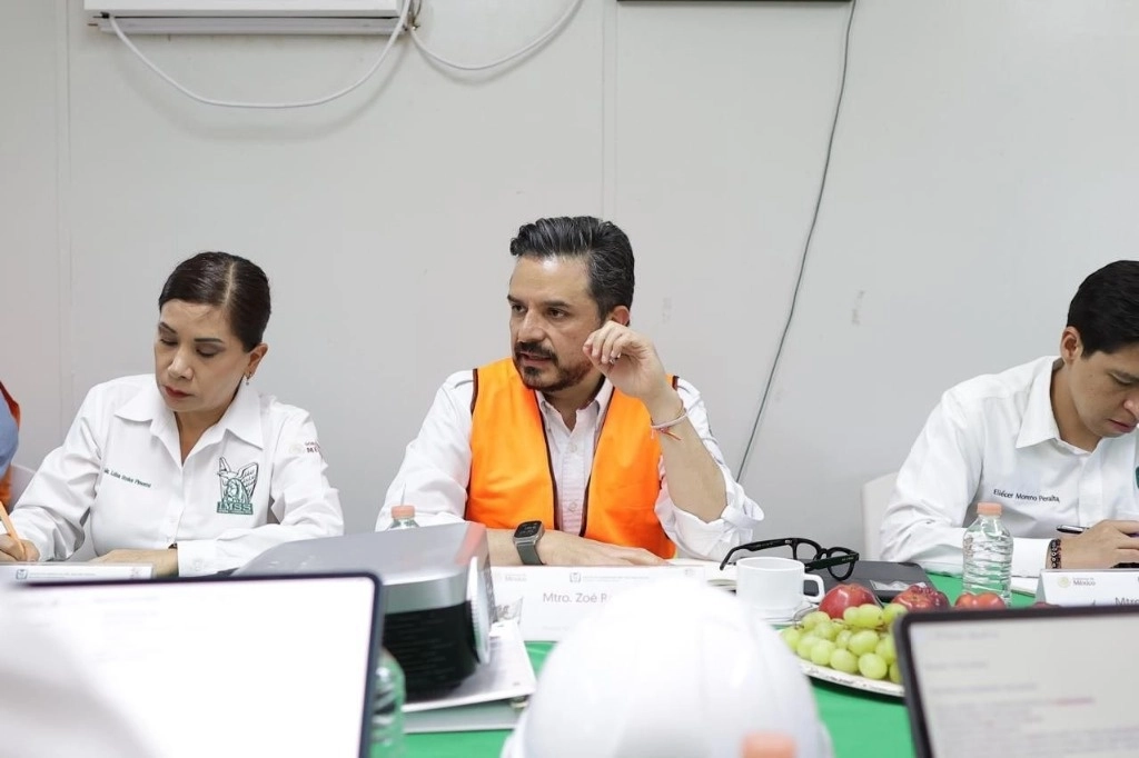 Zoé Robledo, director del IMSS (c) durante la visita a la Hospital General de Zona No. 13 “XIV de Septiembre” en Tuxtla, Gutiérrez, Chiapas. Foto tomada de la cuenta de X @Tu_IMSS