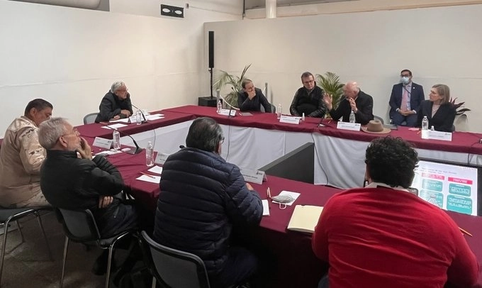 El presidente Andrés Manuel López Obrador (c,izq) durante la visita. Foto tomada de la cuenta de Twitter @lopezobrador_