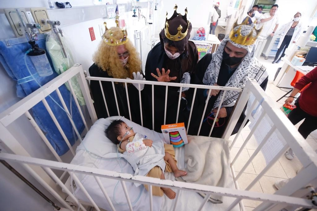 Visita de los Reyes Magos a los niños internados en el Hospital Pediátrico Coyoacán, para regalarles juguetes y dulces, en la Ciudad de México, el 5 de enero de 2024. Foto José Antonio López