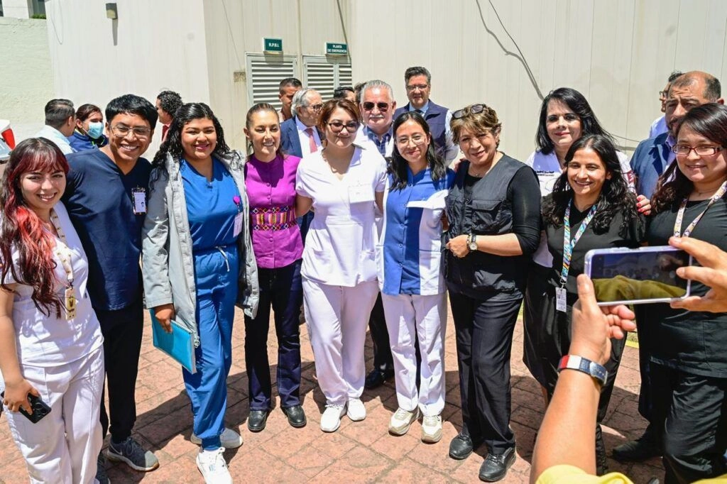 La Presidenta y la gobernadora del Edomex posan junto a personal del Centro de Salud de adultos mayores en Metepec. Foto