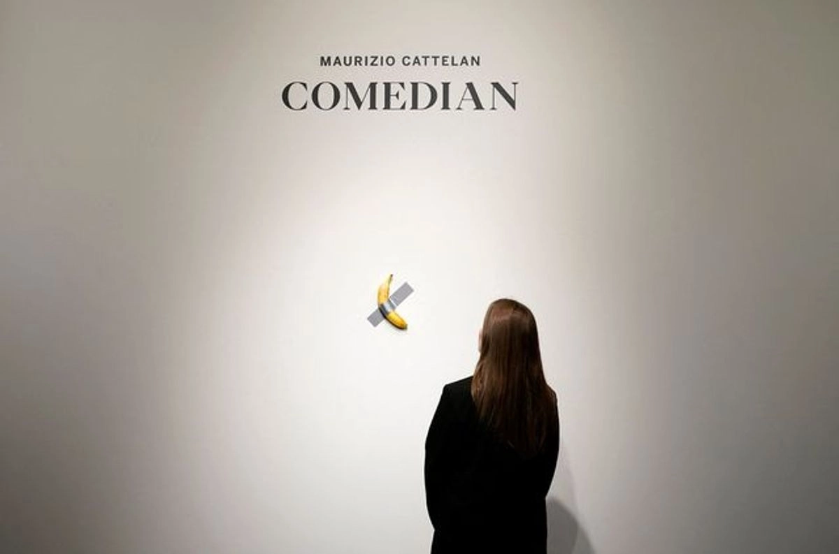 Visitante observa la obra de Maurizio Cattelanís, en museo de Metz, Francia