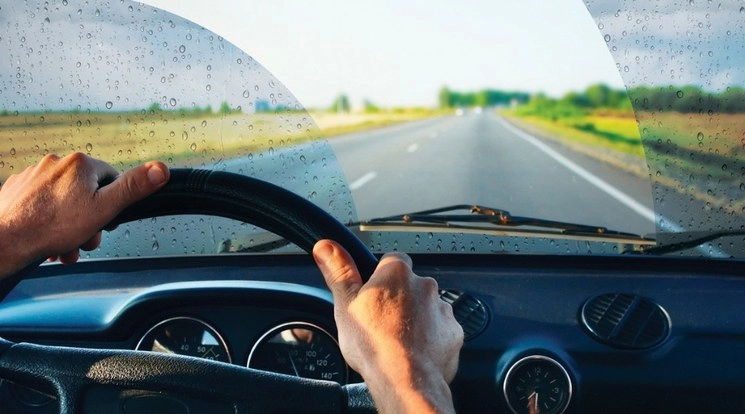 En el caso del parabrisas, es necesario limpiar y dar mantenimiento del cristal frontal del auto ya que influye completamente en la visión. Foto cortesía Quálitas. 