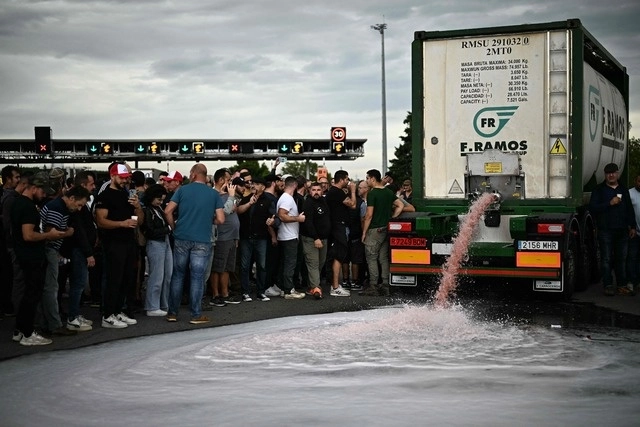 Viticultores de Francia tiraron litros de vino en la carretera como rechazo a la exportación de vino de origen español. Foto Afp