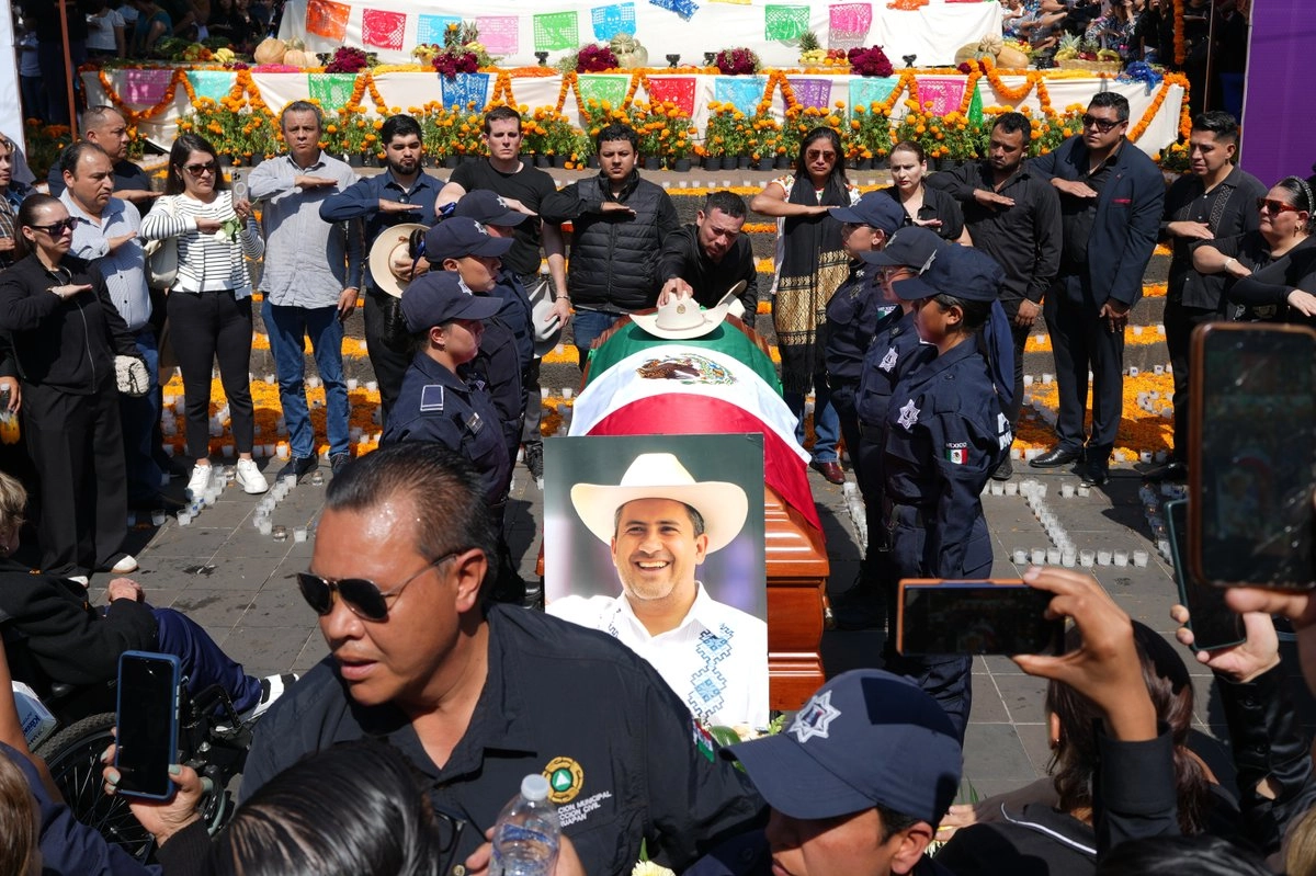 Personas rinden homenaje al fallecido alcalde Carlos Alberto Manzo Rodríguez, quien fue baleado durante las celebraciones del Día de Muertos, en Uruapan, Michoacán, el domingo 2 de noviembre de 2025. 