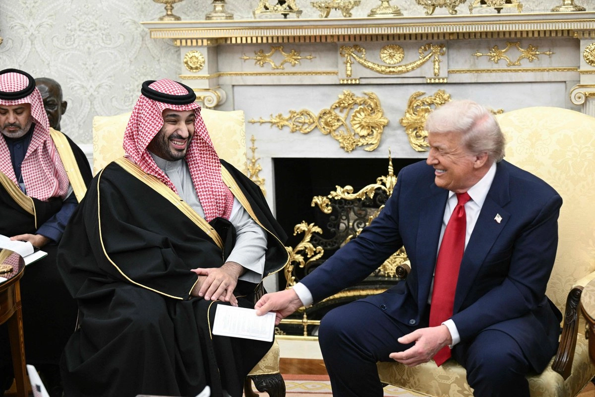Trump defendió enérgicamente al príncipe heredero saudita, líder de facto del reino rico en petróleo, a quien recibió el martes en la Casa Blanca, en su primera visita a Washington desde el asesinato de Khashoggi. Foto