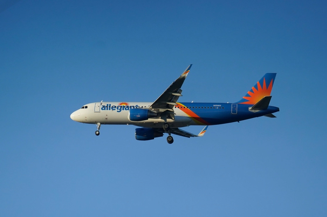 La aerolínea Allegiant invertiría 50 millones de dólares en la alianza. Foto Ap