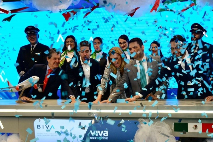 Juan Carlos Zuazua, CEO de Viva Aerobus; María Ariza, directora de BIVA, y José Golffier, CEO de Viva Aerobus, durante la colocación de certificados bursátiles por 250 mdp en la Bolsa Institucional de Valores, el 25 de febrero del 2020. Foto Roberto García Ortiz 