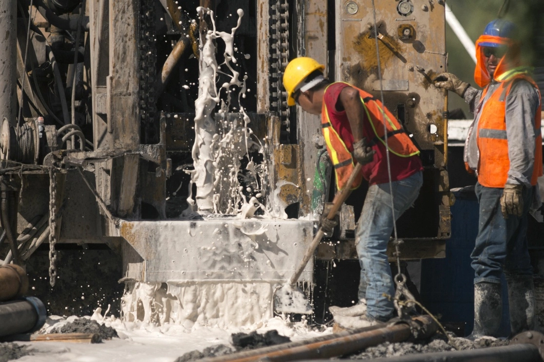Continúa la extracción de agua que inundó la mina de carbón en Sabinas, Coahuila, desde el miércoles pasado, cuando 10 trabajadores quedaron atrapados. Foto Afp