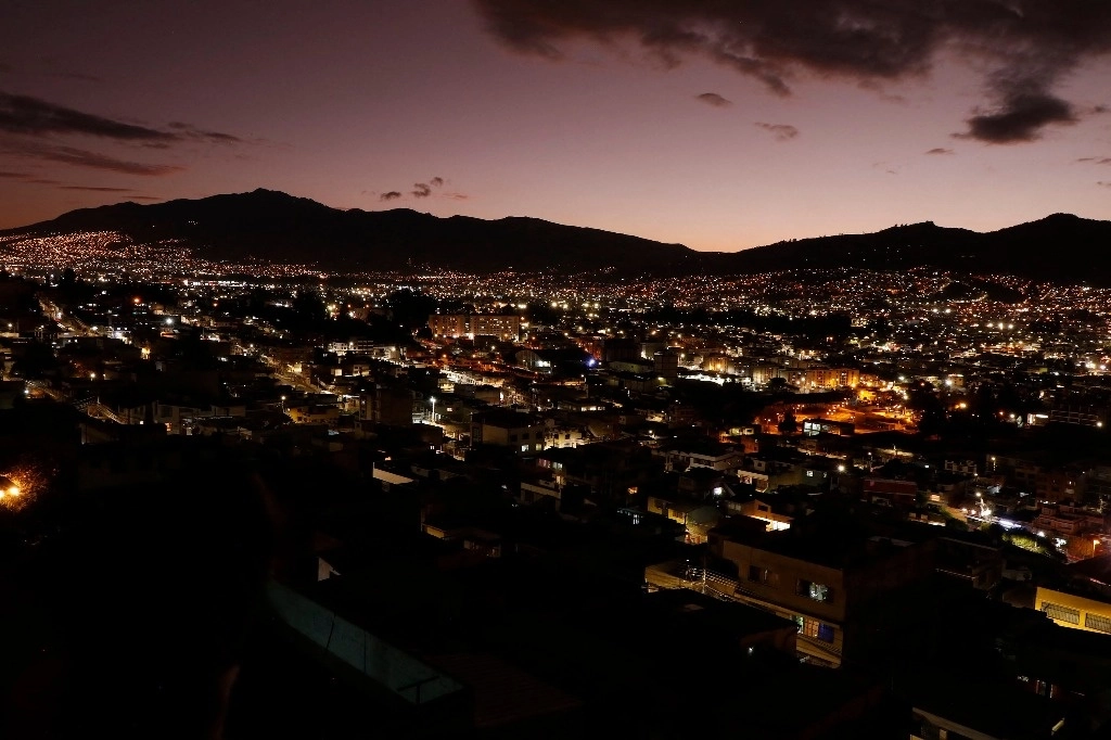 Vista de la ciudad iluminada antes de un apagón nacional programado de ocho horas en Quito, tomada el 18 de septiembre de 2024. Foto Afp