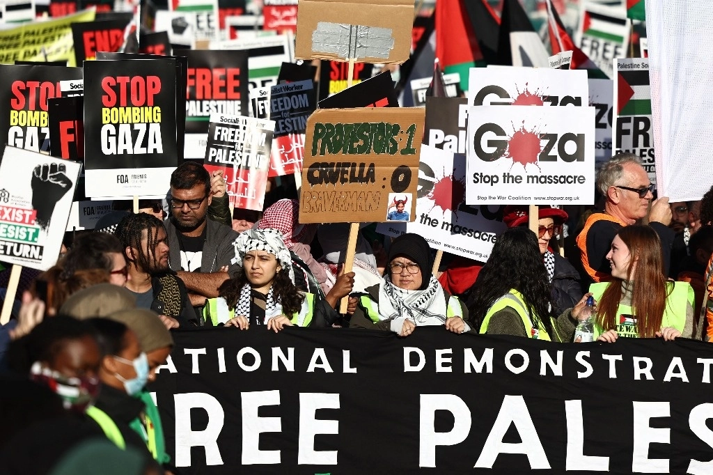 En Londres, una multitud desafió la prohibición federal de manifestarse por el conflicto en Gaza. La policía capitalina autorizó la manifestación, a condición de que fuera custodiada por cientos de efectivos de la fuerza pública. Foto Afp 
