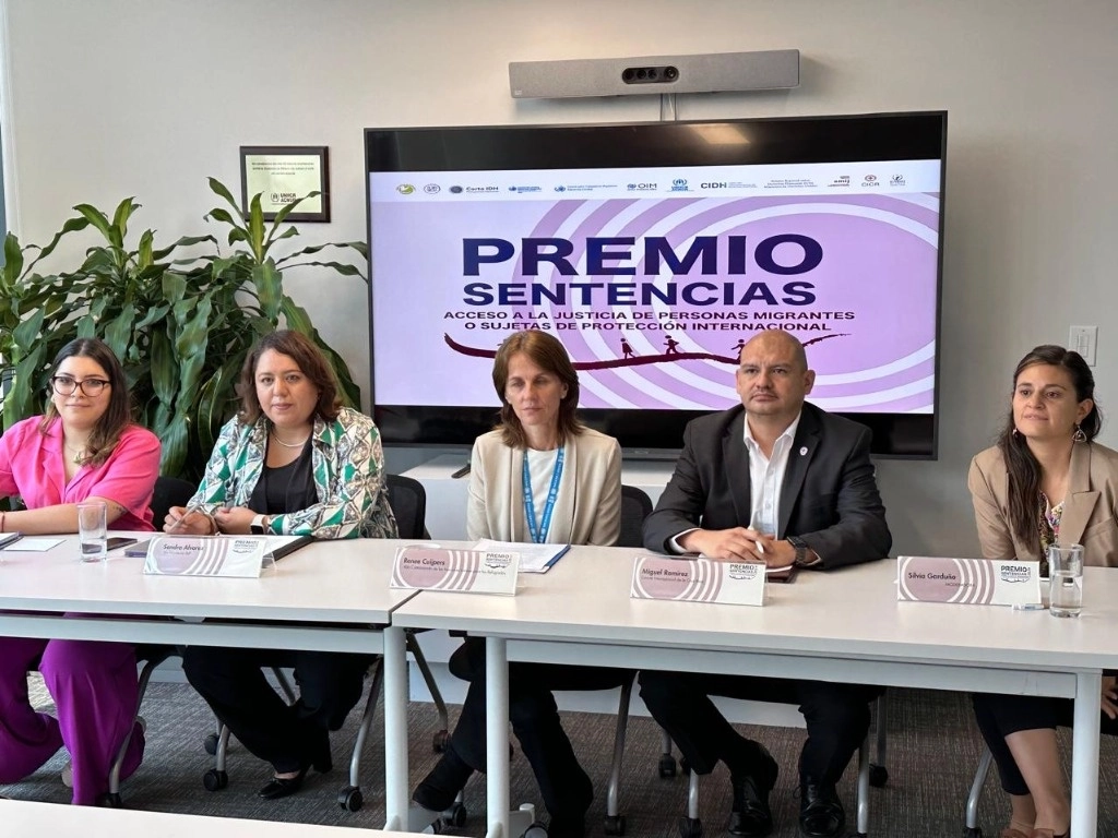 En la imagen, Renee Cuijpers, (centro) la representante de la Acnur, durante la presentación del 'Premio Sentencias'; Arely Barranco, (a la derecha), representante de la Comisión de Derechos Humanos de la Ciudad de México; Sandra Álvarez (segunda de der. a izq.) dirigente de Sin Frontera; y Miguel Ramírez, del Comité Internacional de la Cruz Roja.  Foto Gustavo Castillo  