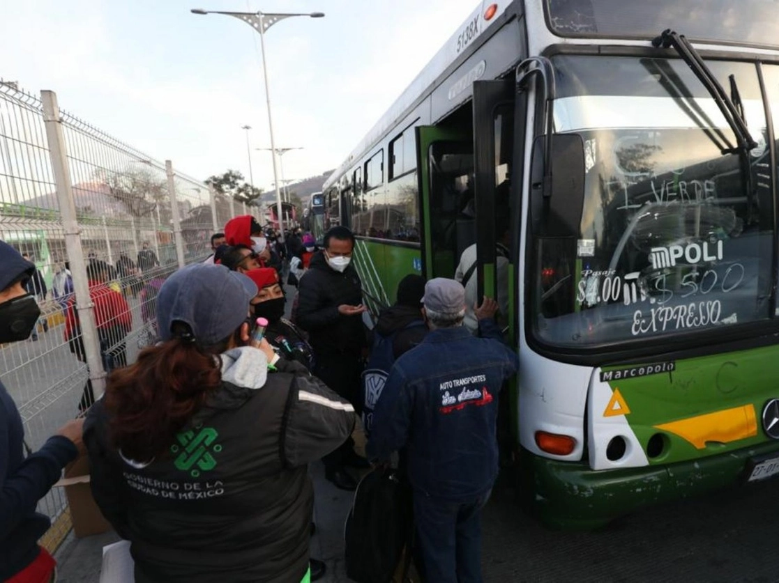 Ante la falta del servicio del Metro, cientos de usuarios formaron largas filas para abordar camiones de RTP en Indios Verdes, el 12 de enero de 2021. Foto Yazmín Ortega Cortés