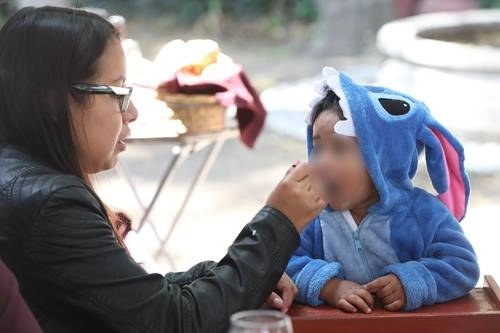 Las madres solas tienen un acceso limitado a la canasta alimentaria, así como a servicios integrales para una vida digna. La Encuesta Nacional de Ocupación y Empleo reporta que siete de cada 10 mujeres solteras con hijos no reciben apoyos del gobierno. Foto José Antonio López