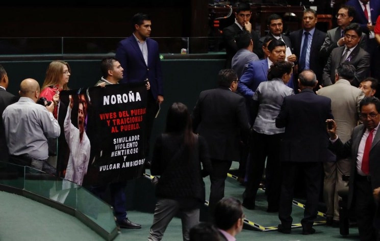 La señora Ojeda y su compañero se colaron a la zona de las curules, sin que el personal de resguardo desplegado en el salón se percatara. Foto Cristina Rodríguez