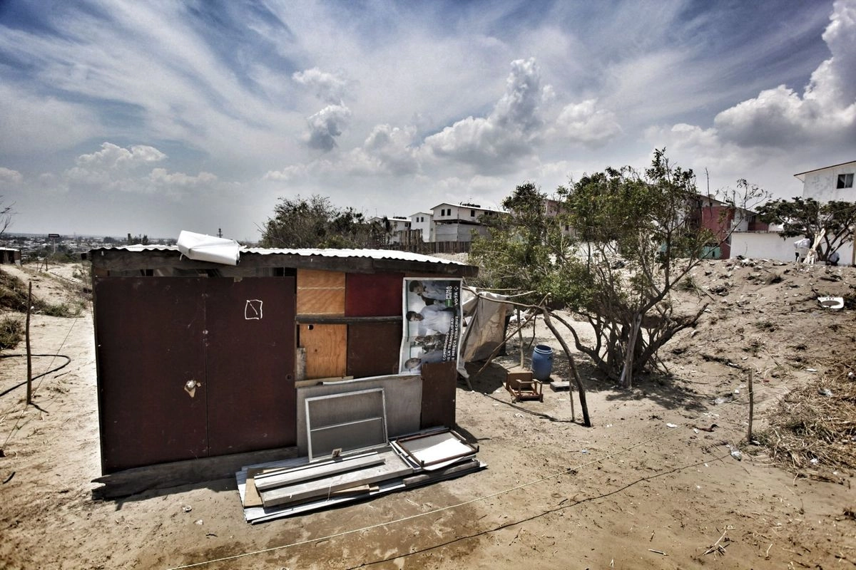 Al menos 20 mil lotes en colonias irregulares de Nuevo Laredo carecen de escrituras, una situación que mantiene en incertidumbre legal y patrimonial a miles de familias. Foto