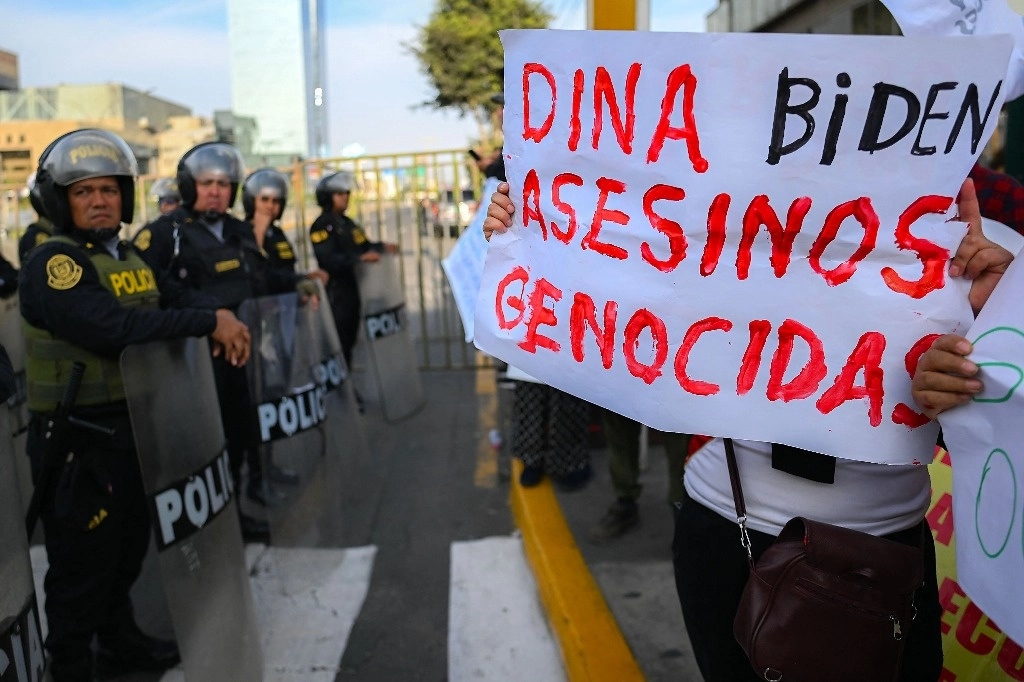 Dirigentes transportistas completaron este jueves un segundo día de protestas contra las extorsiones y la criminalidad en Lima, sede del foro económico de los países de Asia Pacífico. Foto Afp