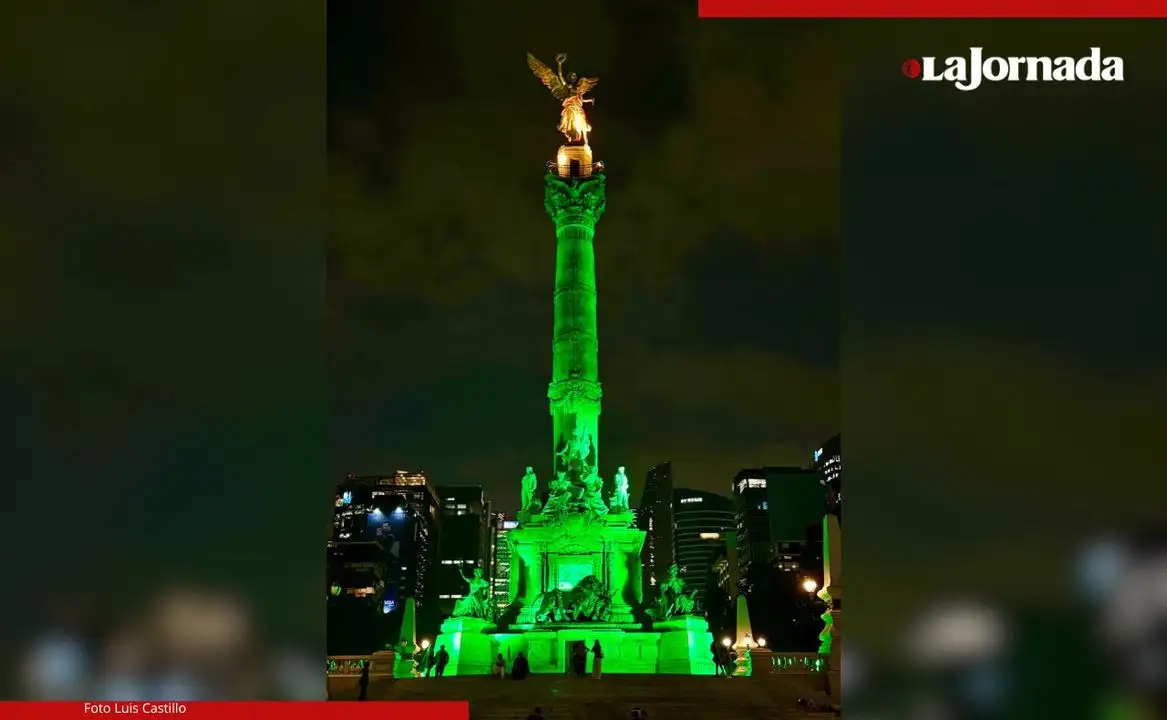Más de 40 edificios y monumentos emblemáticos, entre ellos Bellas Artes y el Ángel, se iluminaron anoche como preámbulo a la copa de futbol que tendrá lugar el próximo año en nuestro país, cuya cuenta regresiva ya comenzó, y que por primera vez en su historia será inaugurada por una presidenta. Foto 