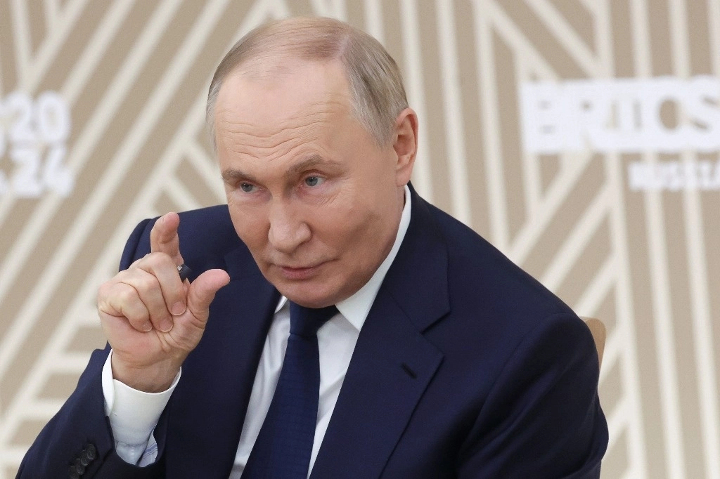 Vladimir Putin, presidente de Rusia, en reunión con medios de los países BRICS, en Novo-Ogaryovo, a las afueras de Moscú. Foto Ap 