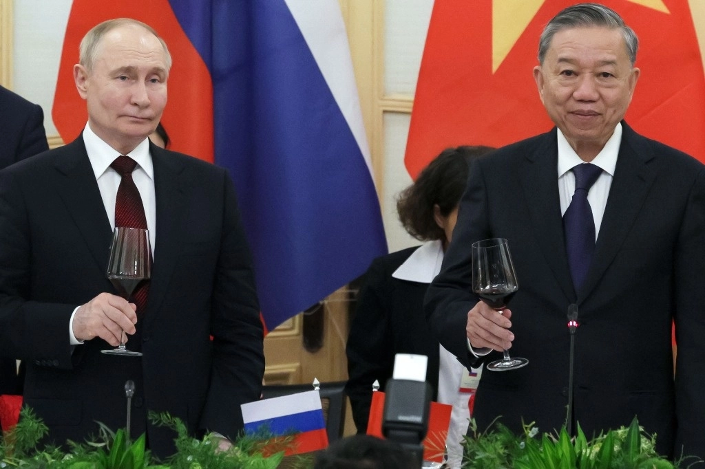 El presidente de Rusia, Vladimir Putin y el mandatario de Vietnam, To Lam, en una cena de gala tras sus conversaciones en la capital, Hanói. Foto Ap