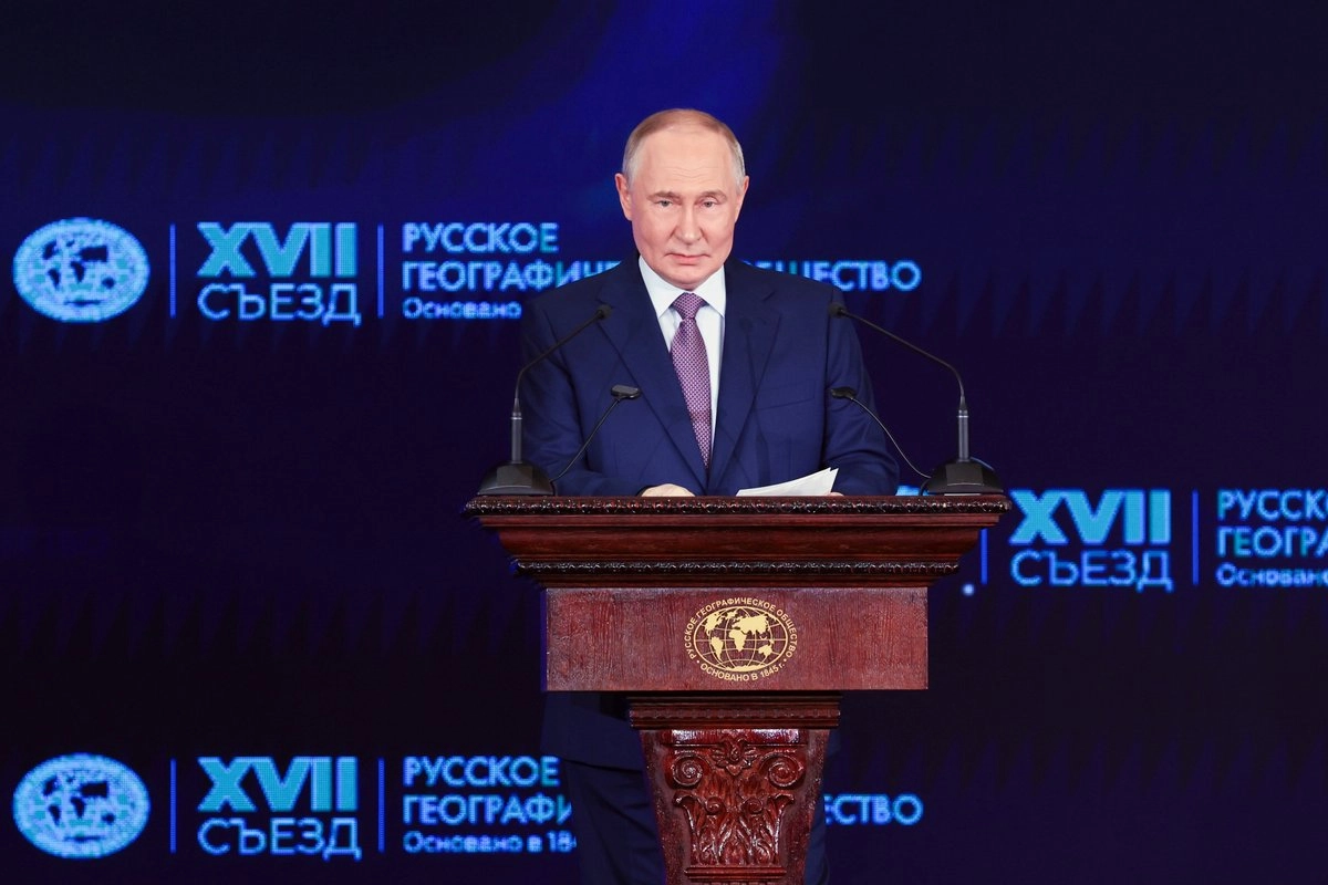 El presidente de Rusia, Vladimir Putin, participa en el congreso de la Sociedad Geográfica Rusa en el Palacio Estatal del Kremlin en Moscú, el 23 de octubre de 2025. Foto 