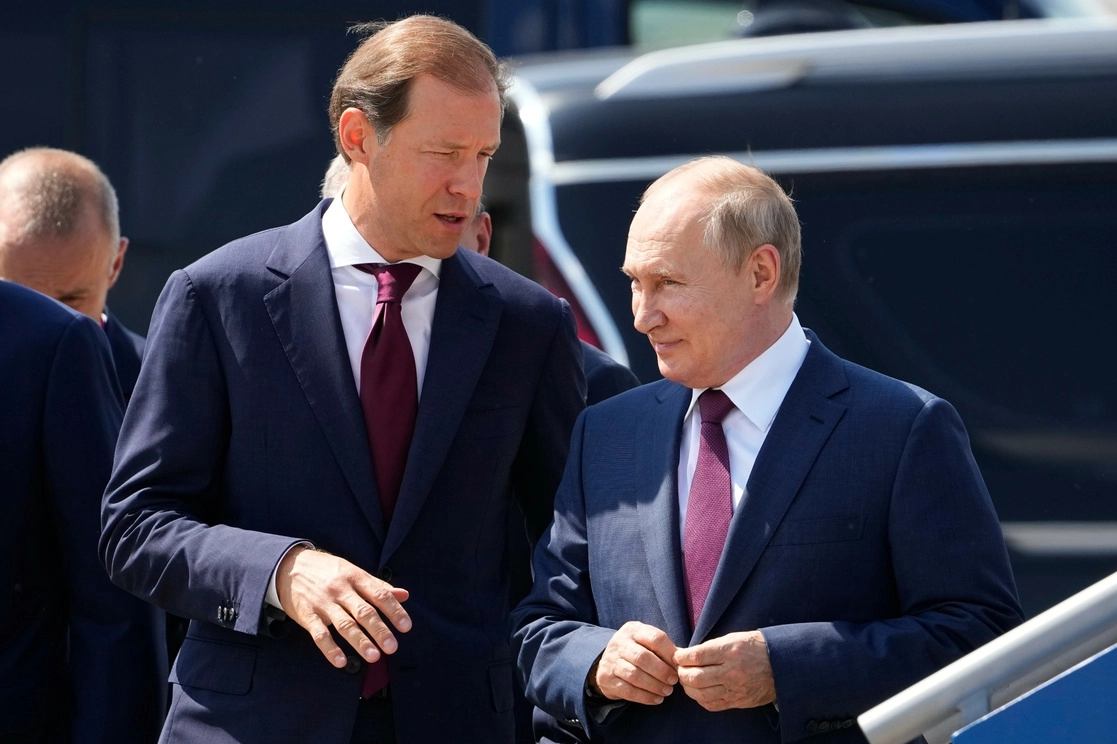 El presidente ruso, Vladimir Putin, junto al nuevo encargado de las industrias armamentísticas, Denis Manturov. Foto Ap / Archivo