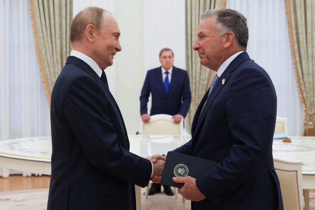 El presidente ruso, Vladimir Putin y el enviado especial de EU, Steve Witkoff, se saludan durante su reunión en Moscú, Rusia, el miércoles 6 de agosto de 2025. Foto 