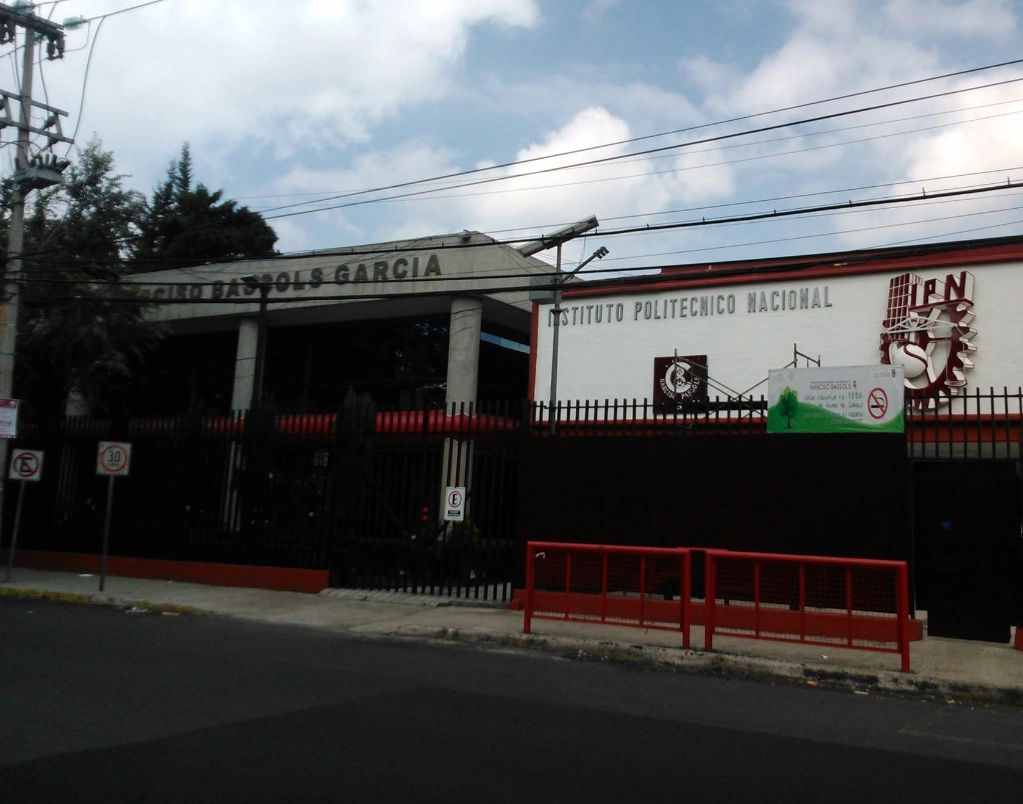 El pasado viernes 17 de noviembre un grupo de personas golpeó y pateó a un profesor del Cecyt 8, quien está señalado de supuestos actos de acoso sexual y amenazas contra alumnas y profesores. Imagen tomada de https://www.facebook.com/cecytocho