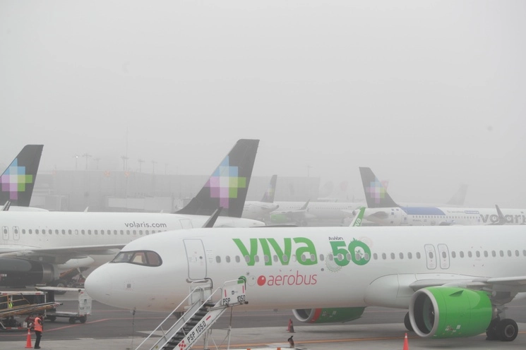Aeronaves de Viva Aerobus y Volaris en el Aeropuerto Internacional de la Ciudad de México. Foto Alfredo Domínguez / Archivo
