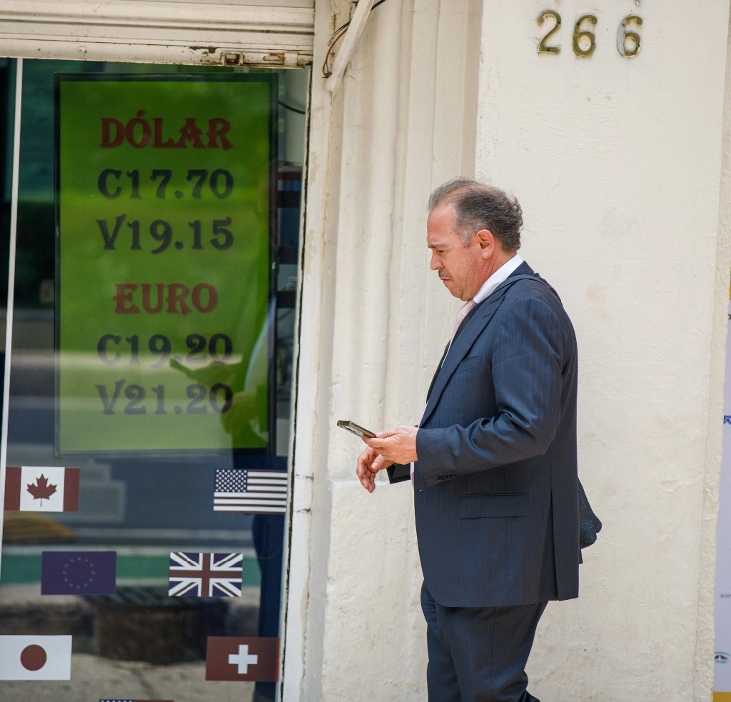 Cotización del dólar en una casa de cambio de la Ciudad de México, en imagen del 5 de agosto de 2024. Foto Pablo Ramos