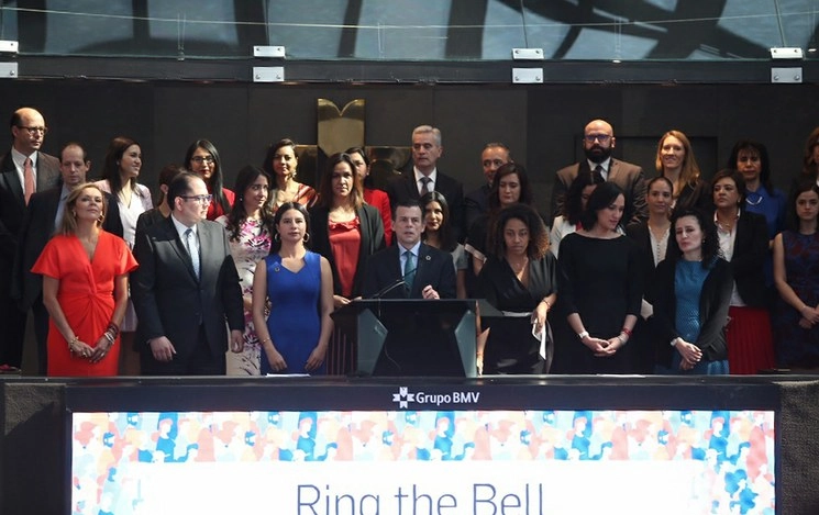 Luego de encabezar el evento Toca la campana para la igualdad de género, José Oriol Bosch, director general de la BMV, señaló que aún no se sabe cuál será el alcance del coronavirus en la economía, pero la volatilidad que ha generado no abona a que haya colocaciones en el mercado. Foto Jesús Villaseca