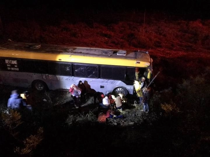 Por lo menos 38 personas resultaron lesionadas en un accidente, la noche del domingo, al volcarse el autobús en el que regresaban a su lugar de origen, Saltillo, Coahuila. Foto cortesía de Protección Civil de Matehuala