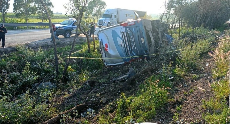Un camión de pasajeros conducido a exceso de velocidad se accidentó en la carretera México-Toluca. Foto La Jornada