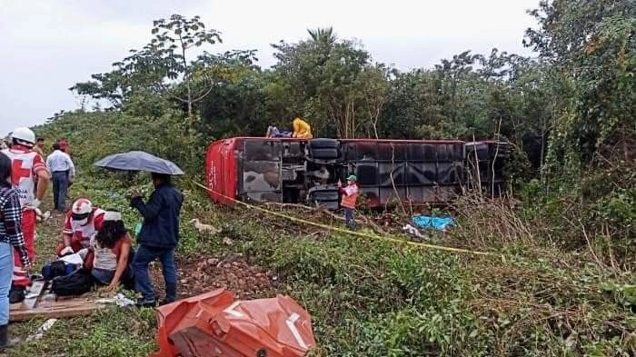 Servicios de emergencia en trabajan en el kilómetro 242 de la carretera El Tintal, en Quintana Roo, donde se registró la volcadura de un autobús de la empresa ADO. Foto Luis A. Boffil Gómez