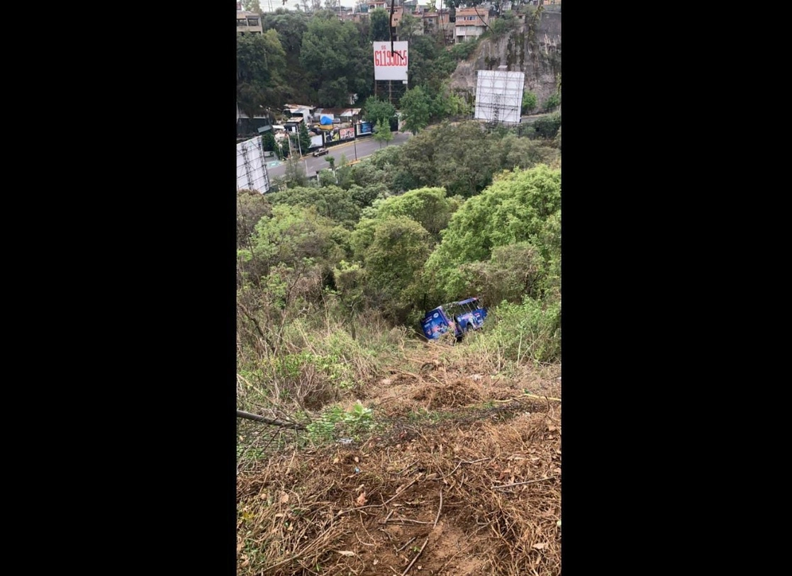 La volcadura de un transporte público en un barranco de Cuajimalpa dejó 19 lesionados. Foto Protección Civil