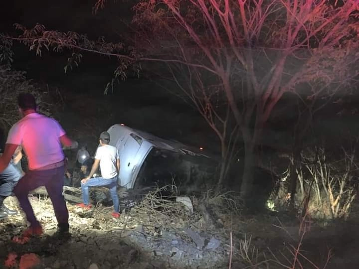 El autobús estaba contratado para trasladar a varias familias este fin de semana  a playas nayaritas. Foto La Jornada  