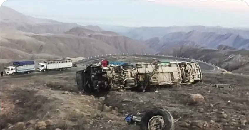 El vehículo, que transportaba a 43 mineros, cayó a un abismo de 400 metros; se reportan al momento 16 personas heridas, el 18 de junio de 2021. Foto tomada del Twitter de @Kaala_Nag
 
