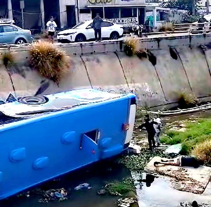 El llamado Qrobus, de la empresa Flecha Amarilla, cayó a un canal de aguas residuales en la zona industrial de Querétaro dejando un saldo de una mujer fallecida y 13 lesionados. Foto 