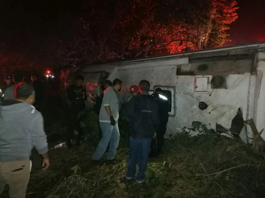 Un camión con peregrinos se volcó la noche del domingo, cerca del poblado El Capomal, en el municipio de Santiago Ixcuintla, Nayarit. Foto La Jornada