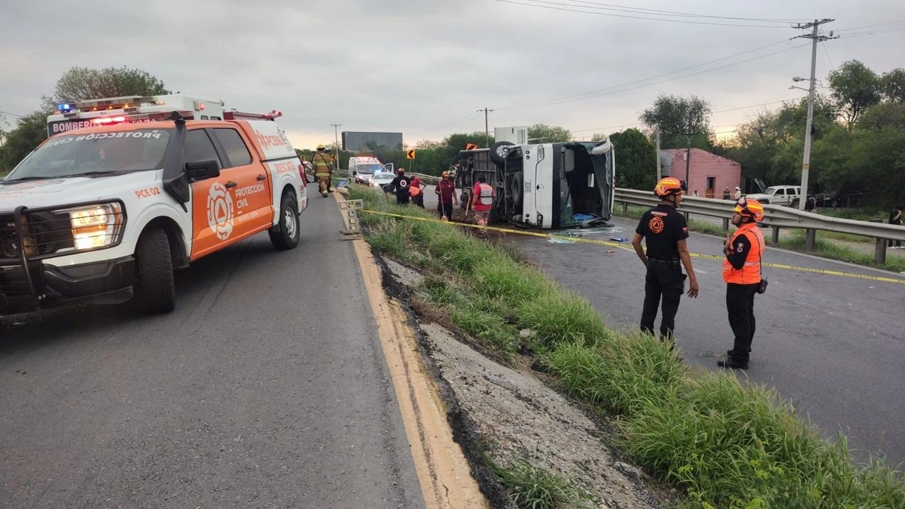 Los pasajeros eran una familia de 45 miembros proveniente del municipio de Escobedo. Debido al impacto, algunos de los viajeros salieron disparados de la unidad. 