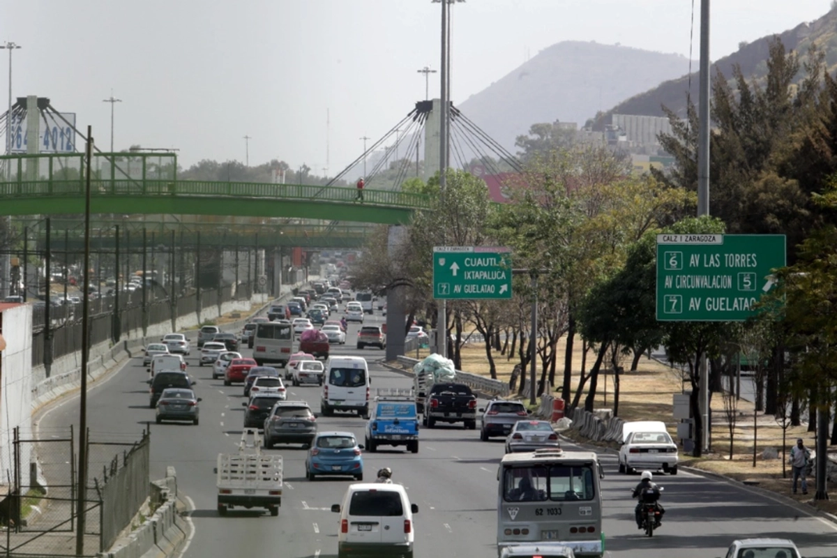 Aspecto de la calzada Ignacio Zaragoza en la Ciudad de México.