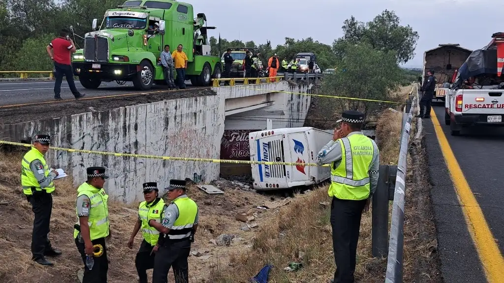 Un camión de pasajeros se accidentó en la autopista México-Pirámides, dejando un saldo de tres muertos y 23 lesionados. Foto Orlando Salinas 