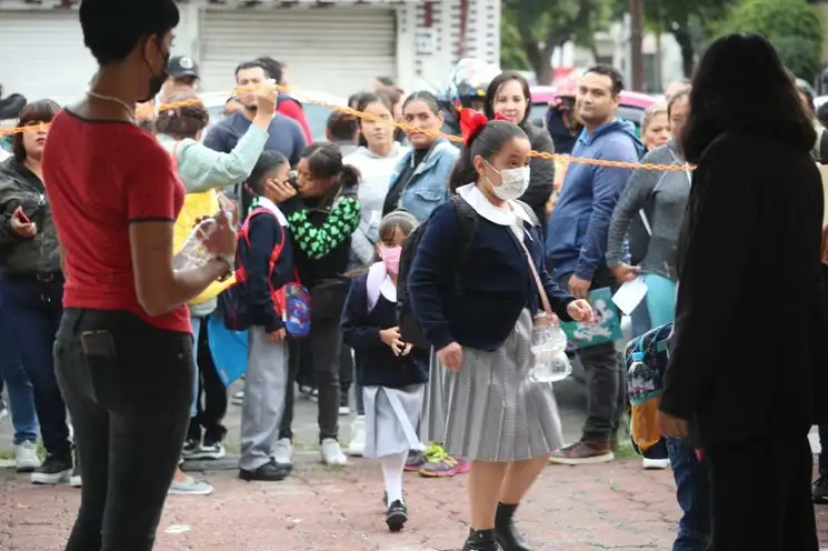 Alumnos de la escuela primaria Estado de Michoacán, en la alcaldía Venustiano Carranza, acuden a su primer día de clases del ciclo escolar 2023-2024, el 28 de agosto de 2023. Foto María Luisa Severiano 