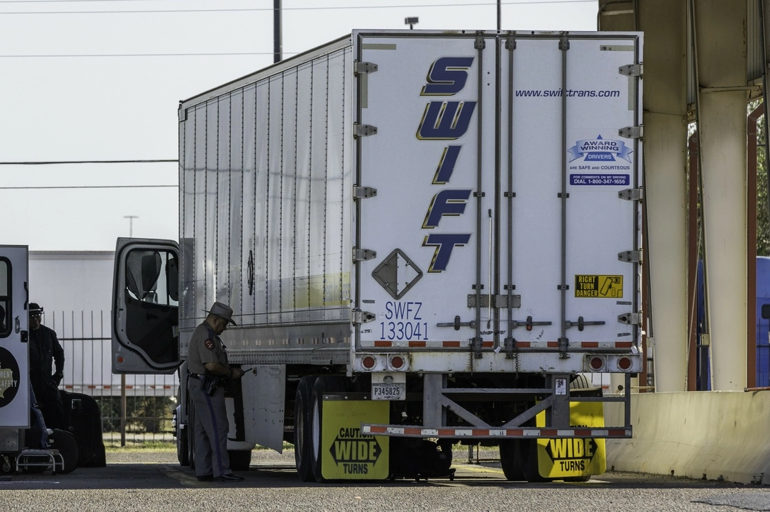 Las autoridades señalaron que el conductor llevaba una pistola en el vehículo y enfrenta varios cargos. Foto Afp