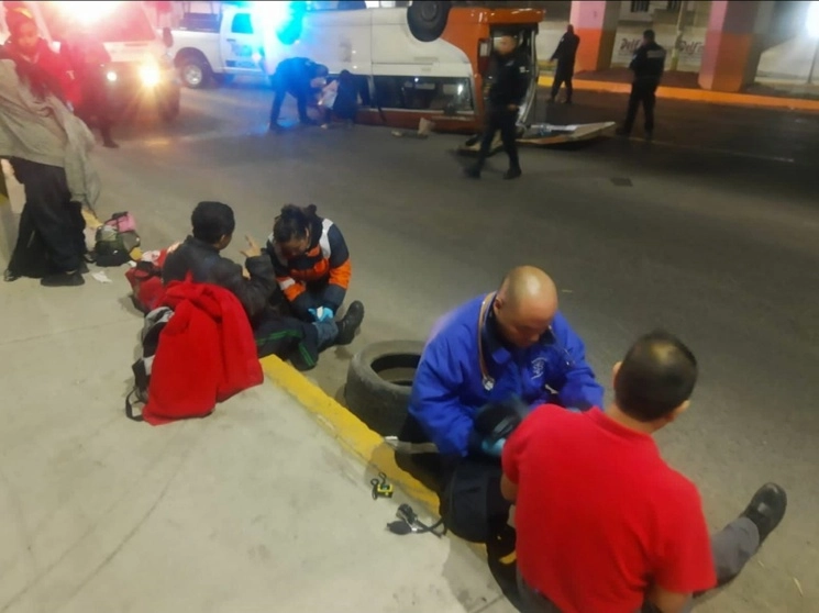 Paramédicos atendieron a los heridos del accidente registrado en los límites del municipio de Chimalhuacán, Edomex. Foto ‘La Jornada’

