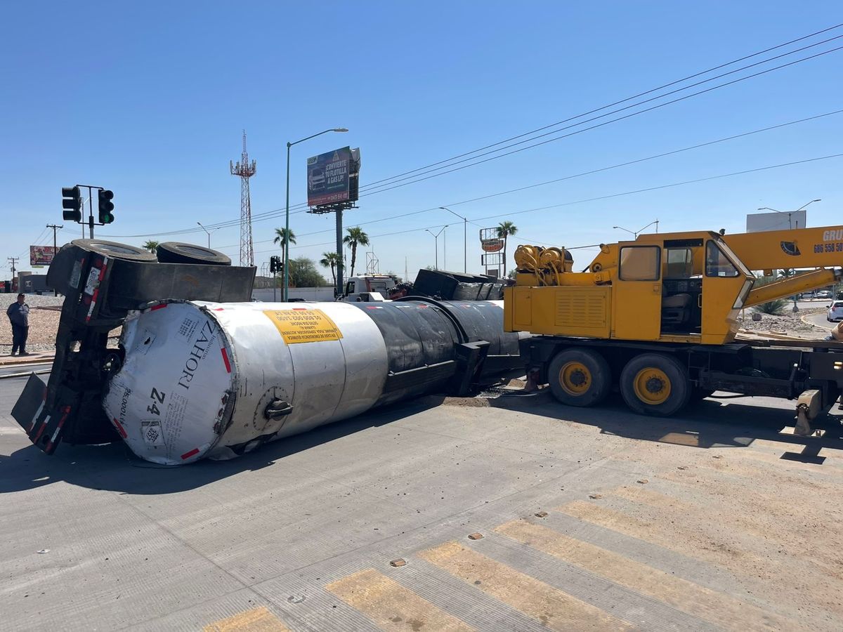 Volcadura de pipa con brea lquida causa alerta en Mexicali, BC