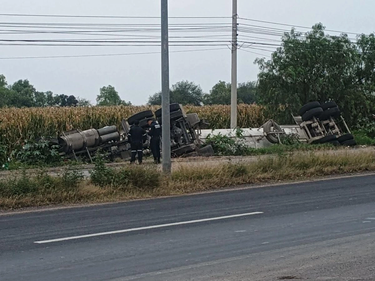 El conductor había salido de cargar combustible de la Refinería Miguel Hidalgo y se detuvo a comer en la zona. Sin embargo, al dejar mal estacionada la pesada unidad, esta se deslizó hacia una zanja de riego. Foto