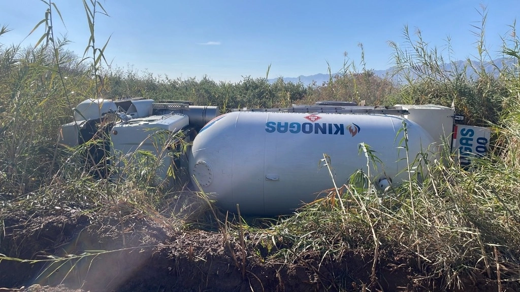 La pipa de la empresa Kino Gas, con una capacidad de 14 mil litros se volcó la mañana de este martes, de acuerdo a un reporte policial. Foto Antonio Heras