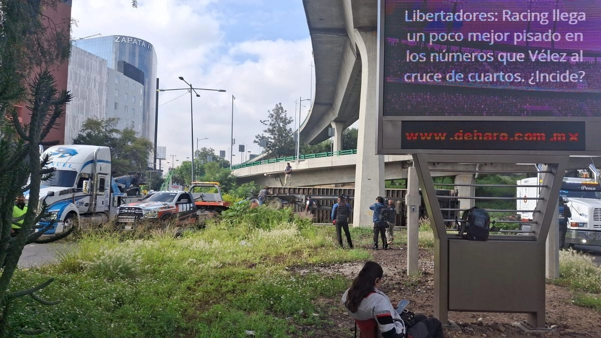 La caja de un tractocamión volcó sobre Periférico norte, a la altura del retorno de la avenida Gustavo Baz y boulevard Manuel Ávila Camacho. Foto 